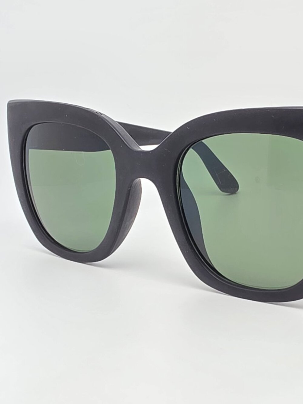 Toms Traveler Sydney Matte Black Frame Green Lens Oversized Cat Eye Sunglasses